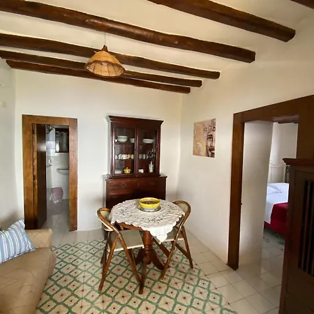 Traditional Eolian House Luna - Unique Experience בית נופש